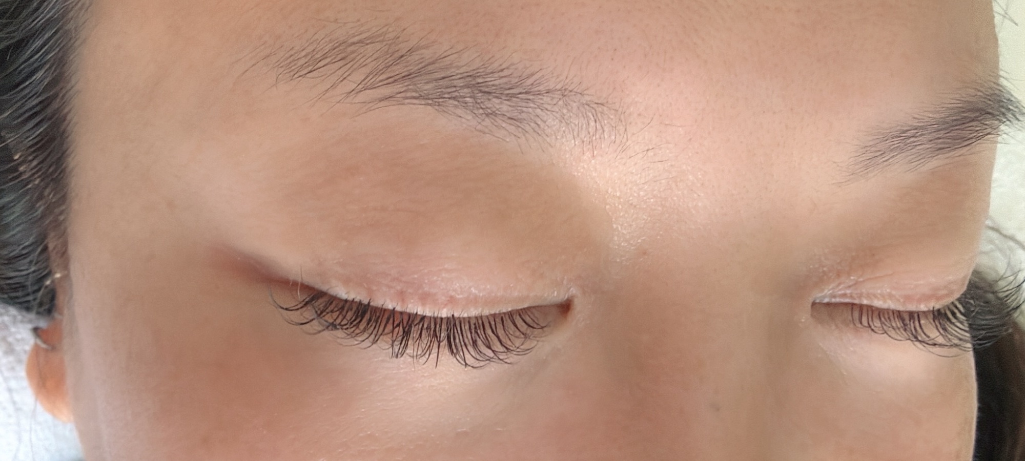 Symmetrical dual-eye closed view displaying doll-eye arch
